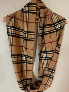 V. FRAAS Infinity Scarf Burberry vibes